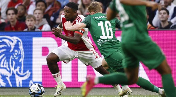 epa10831754 (l-r) Steven Bergwijn of Ajax, Aslak Fonn Witry of PFK Ludogorets 1945 during the UEFA Europa League play-offs second leg match between Ajax Amsterdam and PFC Ludogorets at Johan Cruijff ArenA in Amsterdam, Netherlands, 31 August 2023.  EPA/MAURICE VAN STEEN