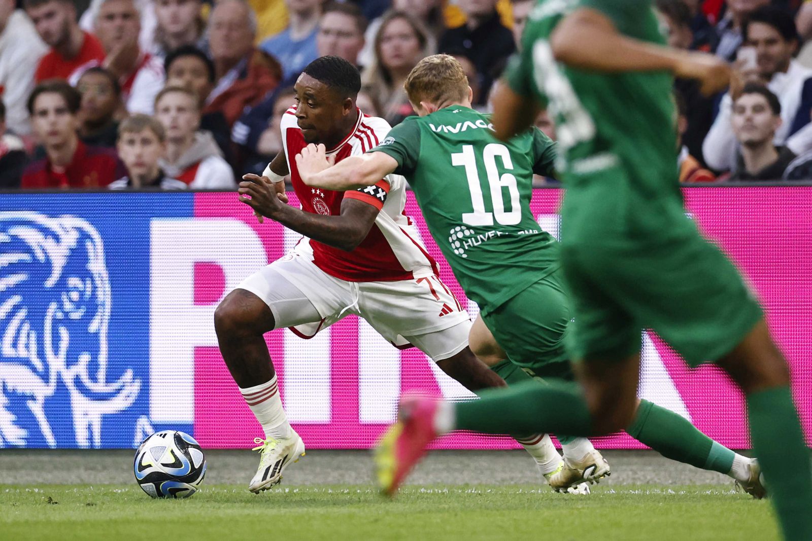 epa10831754 (l-r) Steven Bergwijn of Ajax, Aslak Fonn Witry of PFK Ludogorets 1945 during the UEFA Europa League play-offs second leg match between Ajax Amsterdam and PFC Ludogorets at Johan Cruijff ArenA in Amsterdam, Netherlands, 31 August 2023.  EPA/MAURICE VAN STEEN