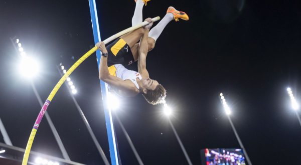 epa10832020 Armand Duplantis of Sweden competes in the Pole Vault Men during the World Athletics Diamond League Weltklasse athletics meeting at the Letzigrund stadium in Zurich, Switzerland, 31 August 2023.  EPA/PHILIPP SCHMIDLI