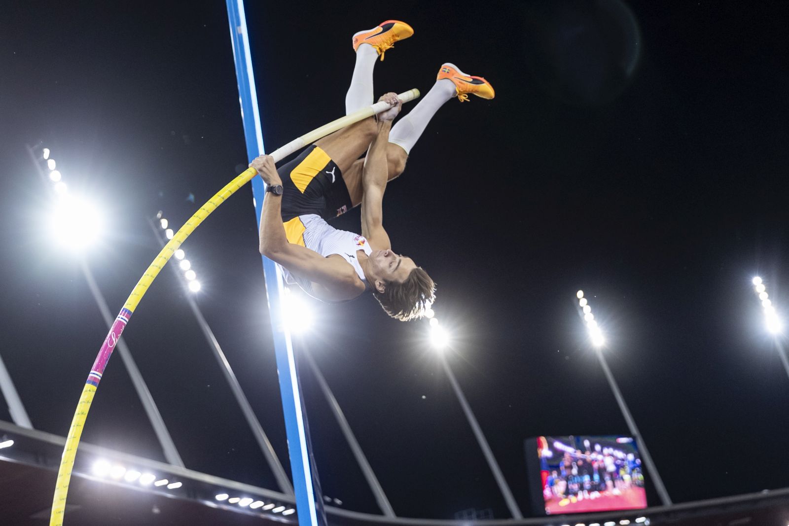 epa10832020 Armand Duplantis of Sweden competes in the Pole Vault Men during the World Athletics Diamond League Weltklasse athletics meeting at the Letzigrund stadium in Zurich, Switzerland, 31 August 2023.  EPA/PHILIPP SCHMIDLI