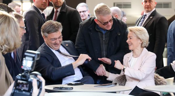 01.01.2023. Zagreb - Predsjednik Vlade Andrej Plenkovic i predsjednica Europske komisije Ursula von der Leyen setnjom iz Bakaceve ulice dosli su  na Trg bana Jelacica gdje su popili kavu i platiti eurima Photo: Emica Elvedji/PIXSELL