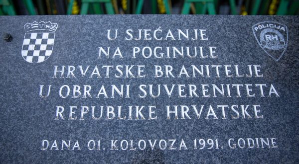 01.08.2022., Dalj - Odavanje pocasti poginulim hrvatskim braniteljima u Dalju i polaganje vijenaca na spomen obiljezje pred Policijskom postajom Dalj u spomen na 1. kolovoza 1991. Photo: Borna Jaksic/PIXSELL