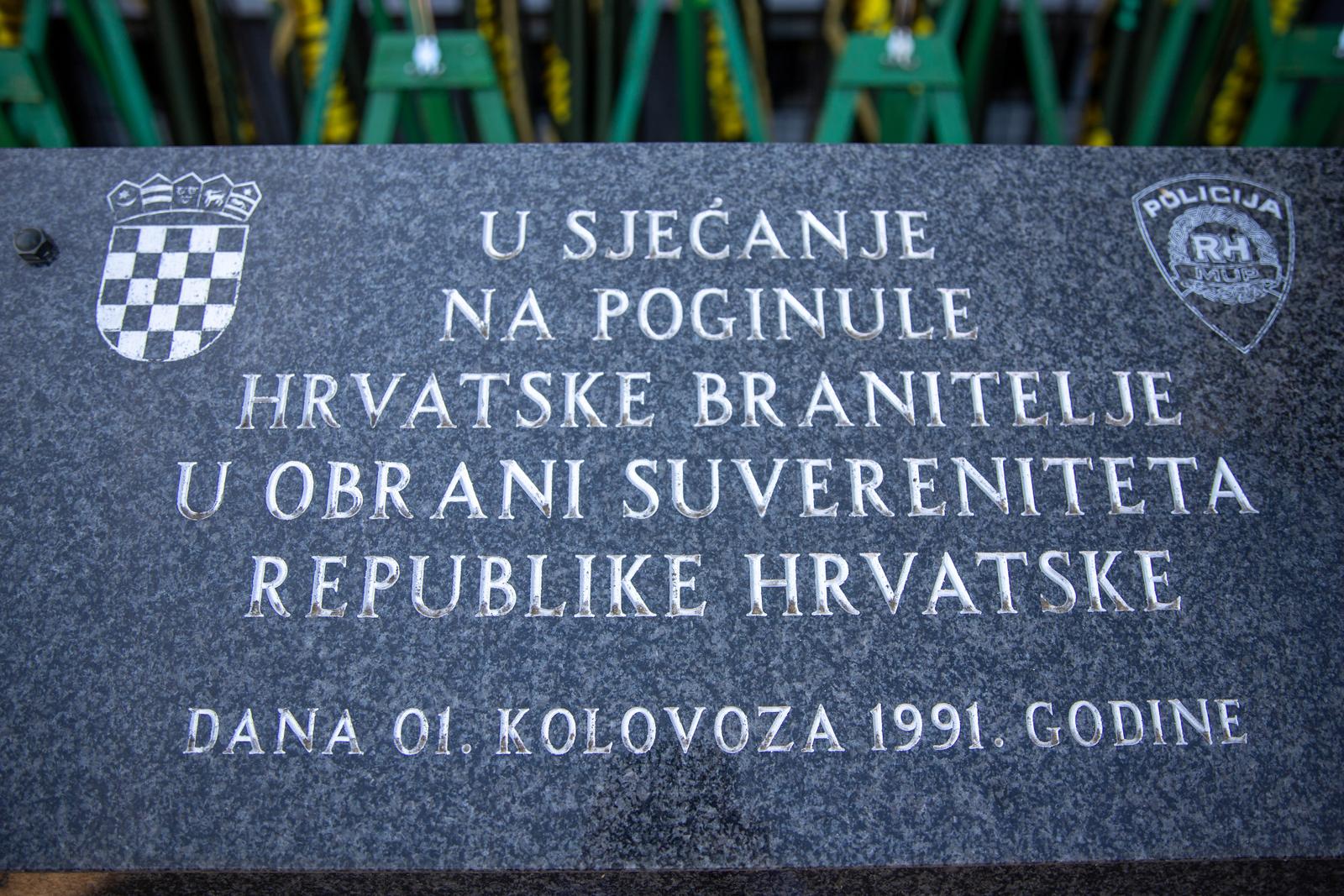 01.08.2022., Dalj - Odavanje pocasti poginulim hrvatskim braniteljima u Dalju i polaganje vijenaca na spomen obiljezje pred Policijskom postajom Dalj u spomen na 1. kolovoza 1991. Photo: Borna Jaksic/PIXSELL