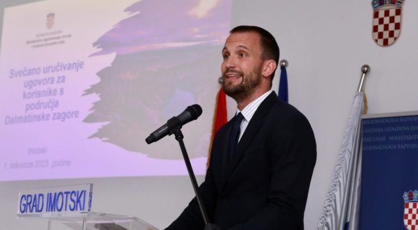 01.08.2023., Imotski - U Puckom otvorenom ucilistu Ministarstvo regionalnog razvoja i fondova Europske unije urucilo je ugovore korisnicima s podrucje Dalmatinske zagore. Ministar regionalnog razvoja i fondova Europske unije Sime Erlic Photo: Ivo Cagalj/PIXSELL