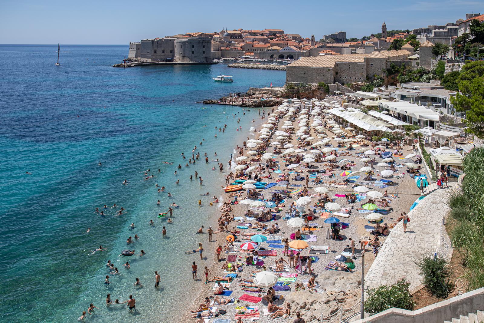 01.08.2023., Plaza Banje, Dubrovnik - Spica sezone u Dubrovniku. Prepuna plaza Banje. Spas od vrucine u moru.
Photo: Grgo Jelavic/PIXSELL Photo: Grgo Jelavic/PIXSELL
