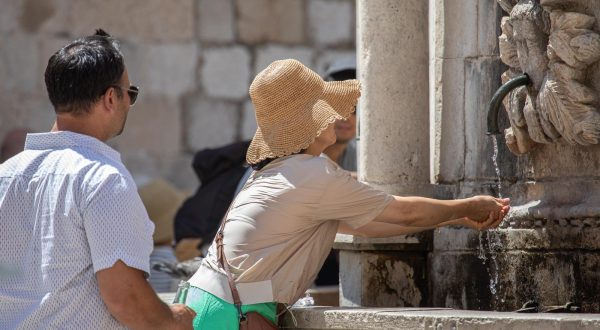 01.08.2023., Stara gradska jezgra, Dubrovnik - Spica sezone u Dubrovniku. Usprkos visokim temperaturama grad je pun turista.
Photo: Grgo Jelavic/PIXSELL Photo: Grgo Jelavic/PIXSELL