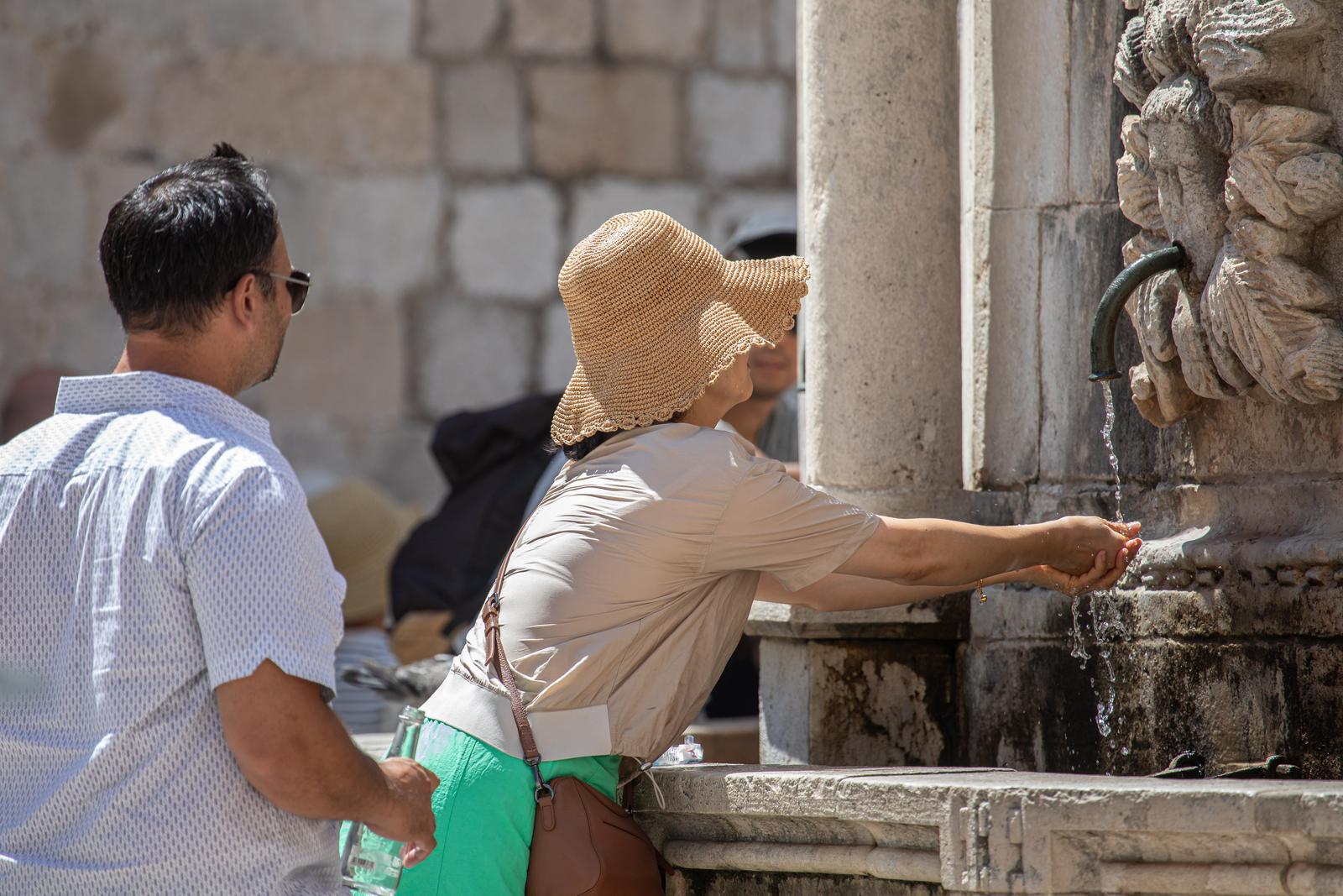 01.08.2023., Stara gradska jezgra, Dubrovnik - Spica sezone u Dubrovniku. Usprkos visokim temperaturama grad je pun turista.
Photo: Grgo Jelavic/PIXSELL Photo: Grgo Jelavic/PIXSELL