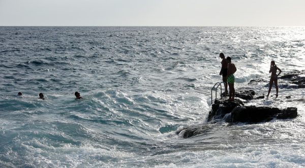 01.08.2023., Pula: Vjetrovit i poluoblacan dan u Puli, ucinio je da do mora odu samo oni najhrabriji. Ljudi s mora inace tvrde kako nema veceg gusta od kupanja u valovima. Adrenalin je zagarantiran. Photo: Sasa Miljevic/PIXSELL