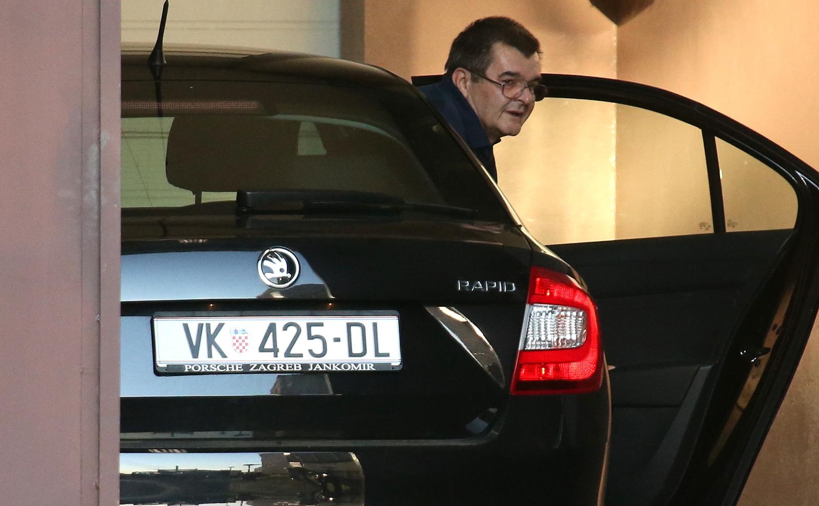 02.06.2015., Zagreb - Veljko Maric oko 16 sati izrucen je Republici Hrvatskoj. Srbijanska policija obavila je primopredaju hrvatskoj policiji na granicnom prijelazu Bajakovo nakon cega je policijskim vozilom prevezen u zatvor Remetincu. Maric je osudjen u Srbiji na 12 godina zatvora zbog ratnog zlocina protiv srpskih civila pocinjenog 1991. u selu Rastovac kod Grubisnog Polja. U pritvoru u Srbiji bio je od 18. travnja 2010. rPhoto: Robert Anic/PIXSELL