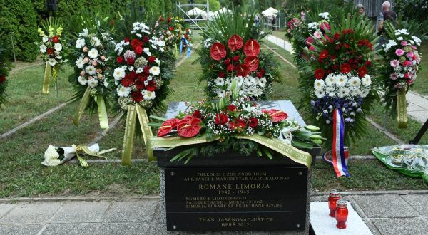 02.08.2022., Ustica - Na romskom groblju u sklopu Romskog memorijalnog centra Ustica odrzano je sredisnje obiljezavanje Medjunarodnog dana sjecanja na romske zrtve genocida u Drugom svjetskom ratu/Samudaripen.
Obilježavanje je organizirao Savez Roma u Republici Hrvatskoj „KALI SARA“ i saborski zastupnik Veljko Kajtazi u suradnji s vijecima i predstavnicima romske nacionalne manjine u Republici Hrvatskoj, a pocast zrtvama odala su brojna izaslanstva.  
  Photo: Nikola Cutuk/PIXSELL
