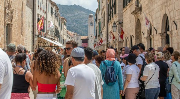 02.08.2023., Stara gradska jezgra, Dubrovnik - Gradski kadrovi. Prepuna stara gradska jezgra.
Photo: Grgo Jelavic/PIXSELL Photo: Grgo Jelavic/PIXSELL