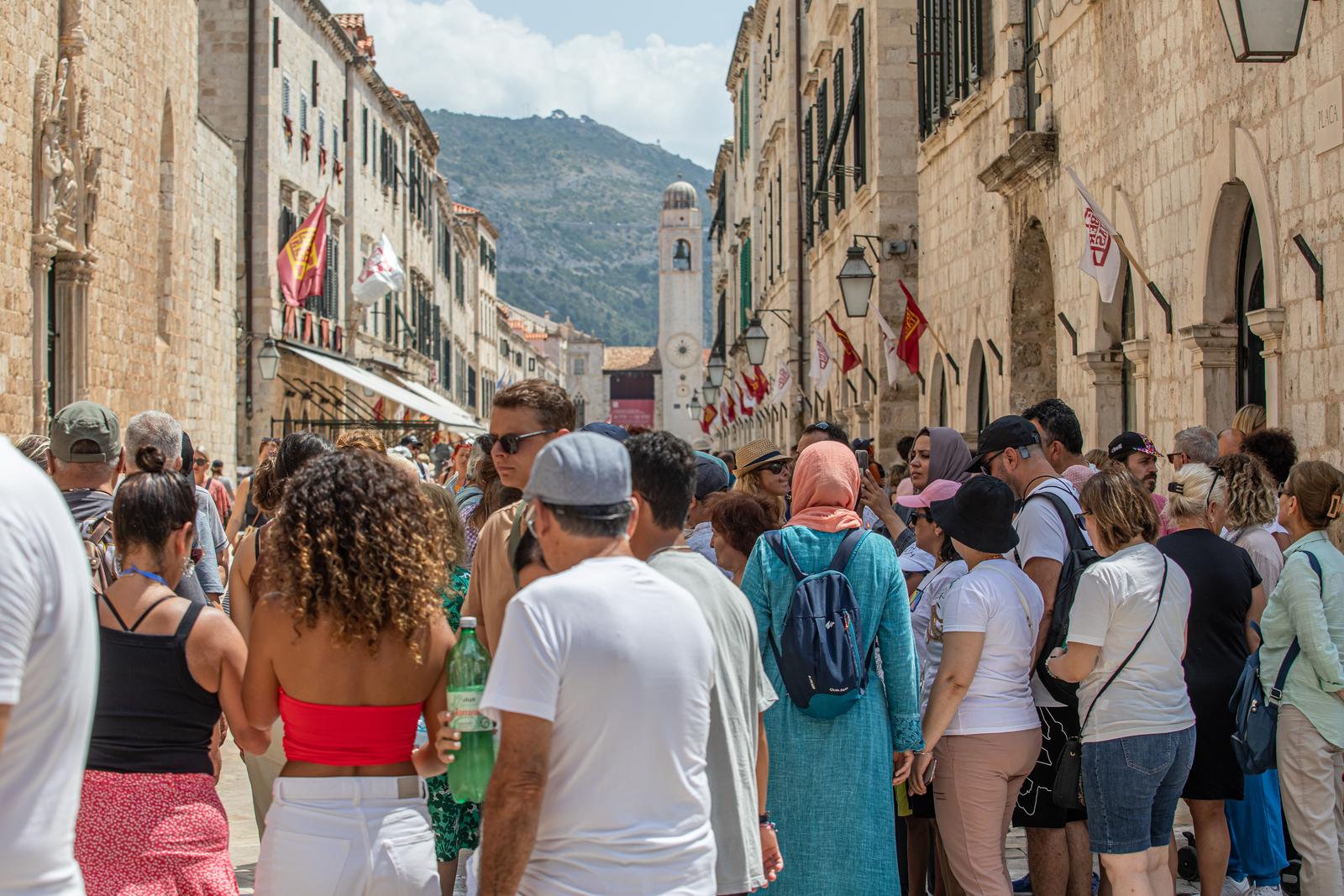 02.08.2023., Stara gradska jezgra, Dubrovnik - Gradski kadrovi. Prepuna stara gradska jezgra.
Photo: Grgo Jelavic/PIXSELL Photo: Grgo Jelavic/PIXSELL