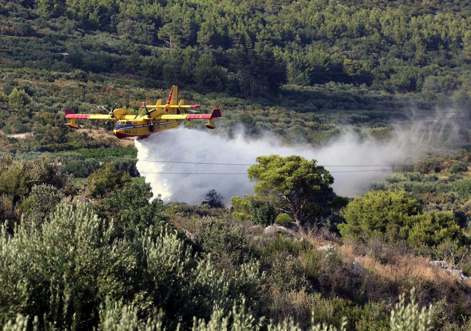 02.08.2023., Kastela - Dva kanadera i jedan Air Tractor uspjesno lokalizirali pozar koji je buknuo u blizini kuća Photo: Ivana Ivanovic/PIXSELL