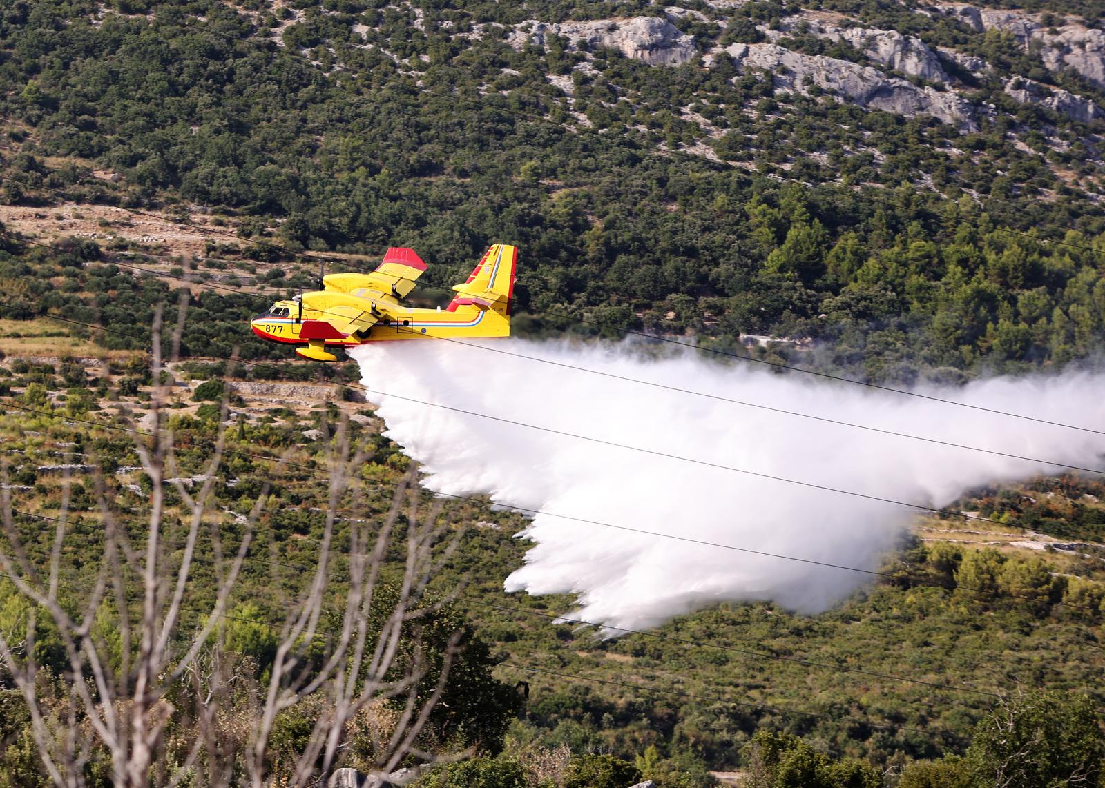 02.08.2023., Kastela - Dva kanadera i jedan Air Tractor uspjesno lokalizirali pozar koji je buknuo u blizini kuća Photo: Ivana Ivanovic/PIXSELL
