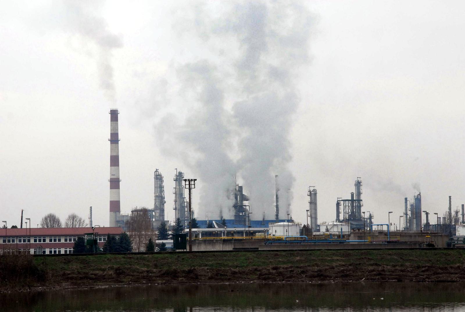 02.12.2013., Slavonski Brod - U gradu je ponovno zabiljezeno prekomjerno oneciscenje zraka iz bosanskobrodske rafinerije nafte s lebdecim cesticama PM2.5 i benzenom i to duze od dvadesetak sati u kontinuitetu. Najveca satna koncentracija lebdecih cestica PM2.5 bila je sedam puta iznad granicne vrijednosti, i to na godisnjoj razini.r"nPhoto: Ivica Galovic/PIXSELL
