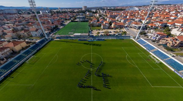 03.04.2022., Zadar - Povodom 14. godisnjice tragicnog stradavanja Hrvoja Custica na Stanovima je odrzana je komemoracija. Djeca iz skole nogometa oblikovali su bro 24. Photo: Dino Stanin/PIXSELL