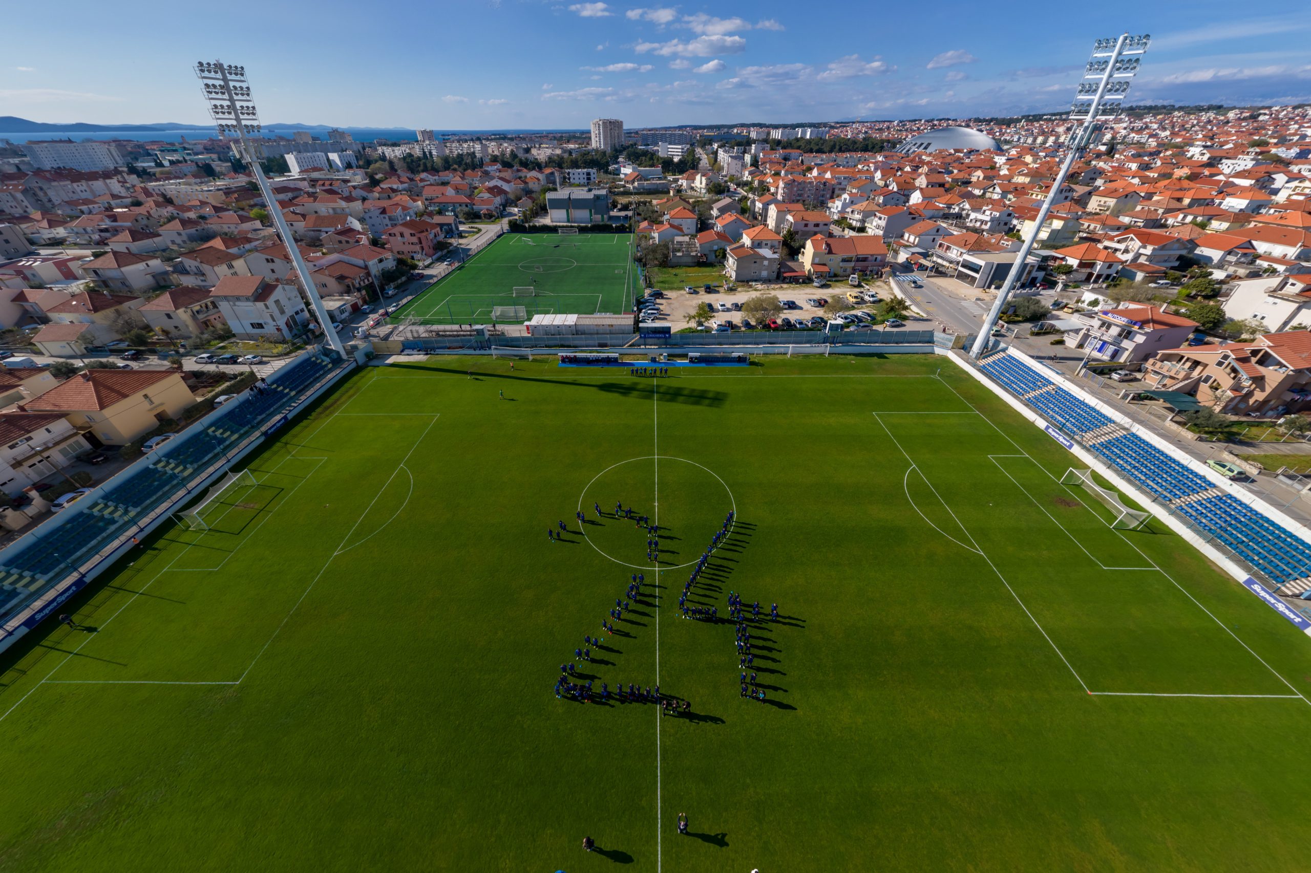03.04.2022., Zadar - Povodom 14. godisnjice tragicnog stradavanja Hrvoja Custica na Stanovima je odrzana je komemoracija. Djeca iz skole nogometa oblikovali su bro 24. Photo: Dino Stanin/PIXSELL