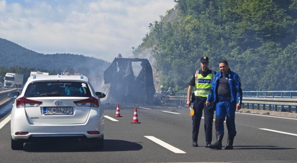 03.08.2023. Ogulin - Oko 9 sati je zbog požara na teretnom vozilu bio prekinut promet na autocesti A1 Zagreb - Ploče - Karamatići, između čvorova Ogulin i Brinje u smjeru Dubrovnika. Sada se na tom dijelu vozi jednom trakom, a kolona je duga oko sedam kilometara. Kamion se oko 8:30 sati zapalio na zaustavnoj traci 600 metara prije odmorišta Modruš. Promet se odvijao pretjecajnom trakom, no zbog velikog dima oko 9 sati je obustavljen. Ozlijeđenih nije bilo. Photo: Marko Prpic/PIXSELL