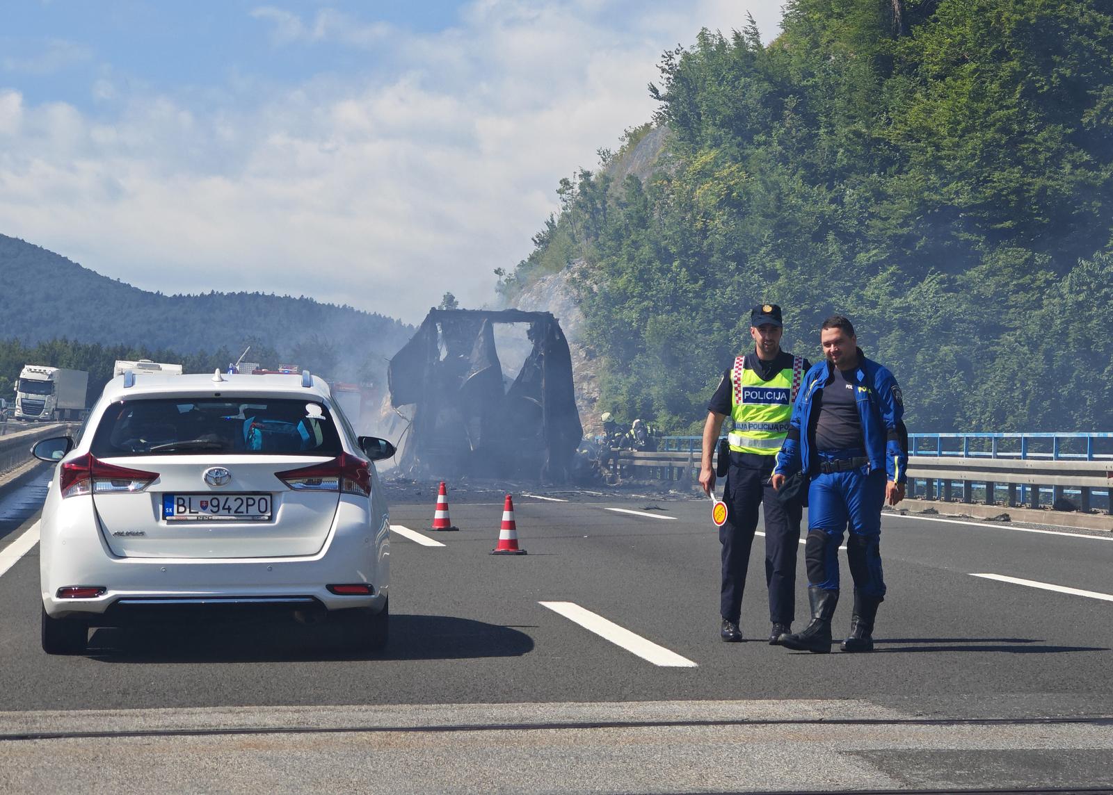 03.08.2023. Ogulin - Oko 9 sati je zbog požara na teretnom vozilu bio prekinut promet na autocesti A1 Zagreb - Ploče - Karamatići, između čvorova Ogulin i Brinje u smjeru Dubrovnika. Sada se na tom dijelu vozi jednom trakom, a kolona je duga oko sedam kilometara. Kamion se oko 8:30 sati zapalio na zaustavnoj traci 600 metara prije odmorišta Modruš. Promet se odvijao pretjecajnom trakom, no zbog velikog dima oko 9 sati je obustavljen. Ozlijeđenih nije bilo. Photo: Marko Prpic/PIXSELL