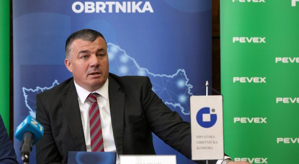04.05.2023., Zagreb - Hrvatska obrtnicka komora i tvrtka Pevex d.d. potpisali su Sporazum o suradnji u programu pogodnosti HOK Obrtnik plus, a potpisali su ga predsjednik HOK-a Dalibor Kratohvil i predsjednik Uprave Pevex d.d. Kresimir Bubalo. Photo: Goran Stanzl/PIXSELL