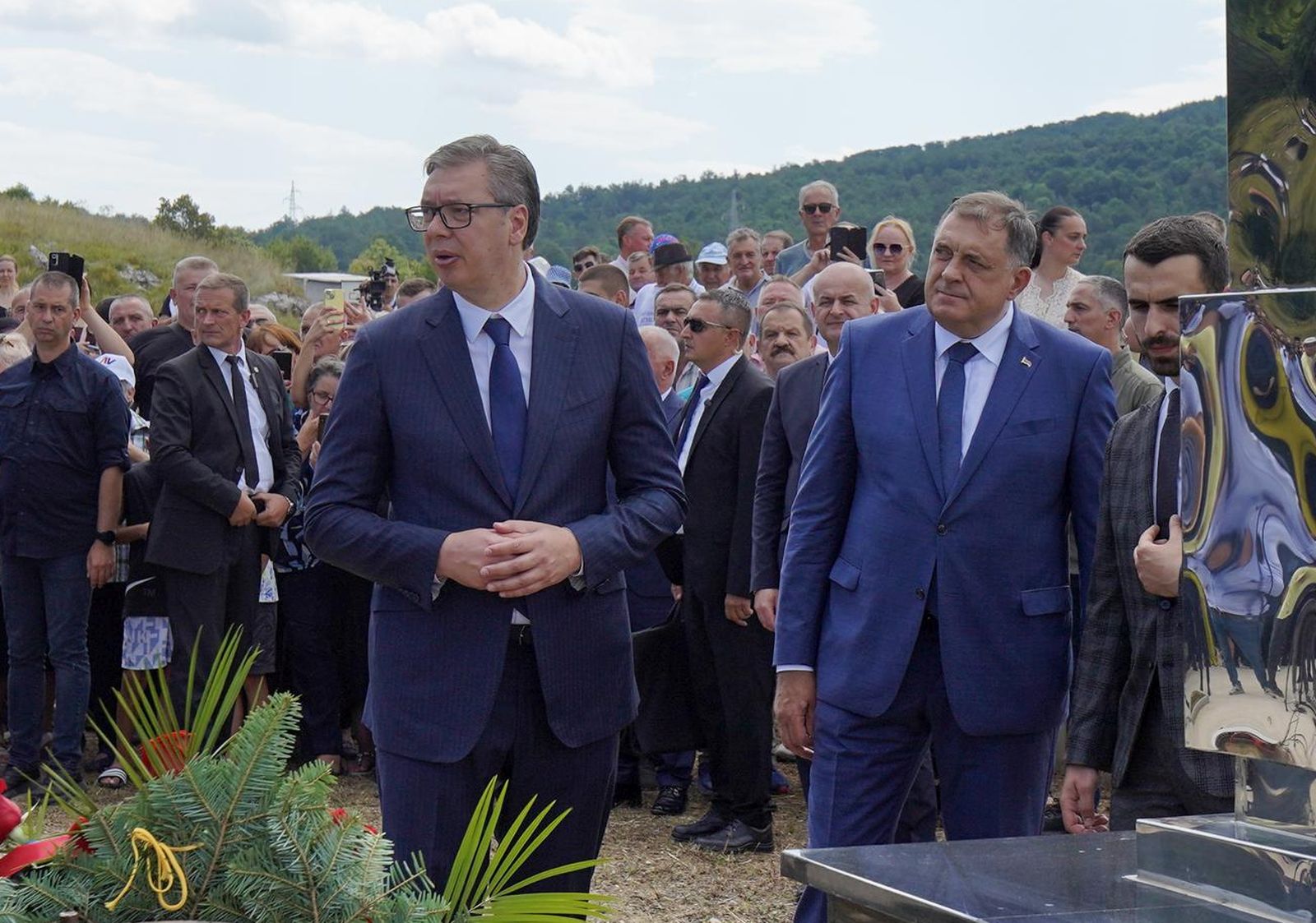 04.08.2023., Bosanski Petrovac, Bosna i Hercegovina - Veliki broj gradjana okupio se na spomen-obiljezju na Petrovackoj cesti. Prisutan je i veliki broj policije jer se uskoro ocekuje i dolazak predsjednika Republike Srpske i Srbije Milorad Dodik i Aleksandra Vucica. Photo: Dejan Rakita/PIXSELL
