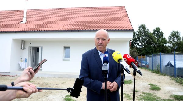 04.08.2023. Glina, Petrinjska 3 - Potpredsjednik Vlade i ministar prostornog uredjenja, graditeljstva i drzavne imovine Branko Bacic obisao je gradilista zamjenskih obiteljskih kuca. Photo: Edina Zuko/PIXSELL