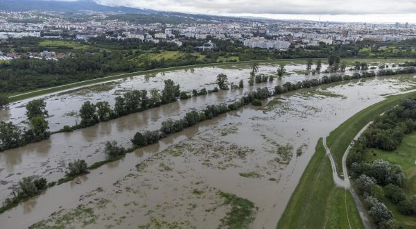 04.08.2023., Zagreb - Zracna fotografija trenutnog stanja oteretnog kanala Odra-Sava koji je policija zatvorila za sav promet zbog dolaska velikog vodenog vala iz Slovenije.Policija na prometnici koja prolazi kanalom Odra-Sava koji ce biti zatvoren u 18 sati zbog aktivacija kanala. Photo: Igor Soban/PIXSELL
