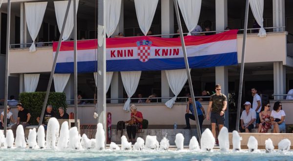 05.08.2022., Knin - Knin - Proslava Dana pobjede i domovinske zahvalnosti, Dana hrvatskih branitelja i 27. obljetnice vojno-redarstvene operacije Oluja. PU sibensko-kninska uputila je apel gradjanima, podsjecajuci ih da ce se cijeli dogadjaj snimati te da pripaze na neprimjereni sadrzaj na transparentima. Gradjani u setnji gradom sa zastavama i majicama  Photo: Sime Zelic/PIXSELL