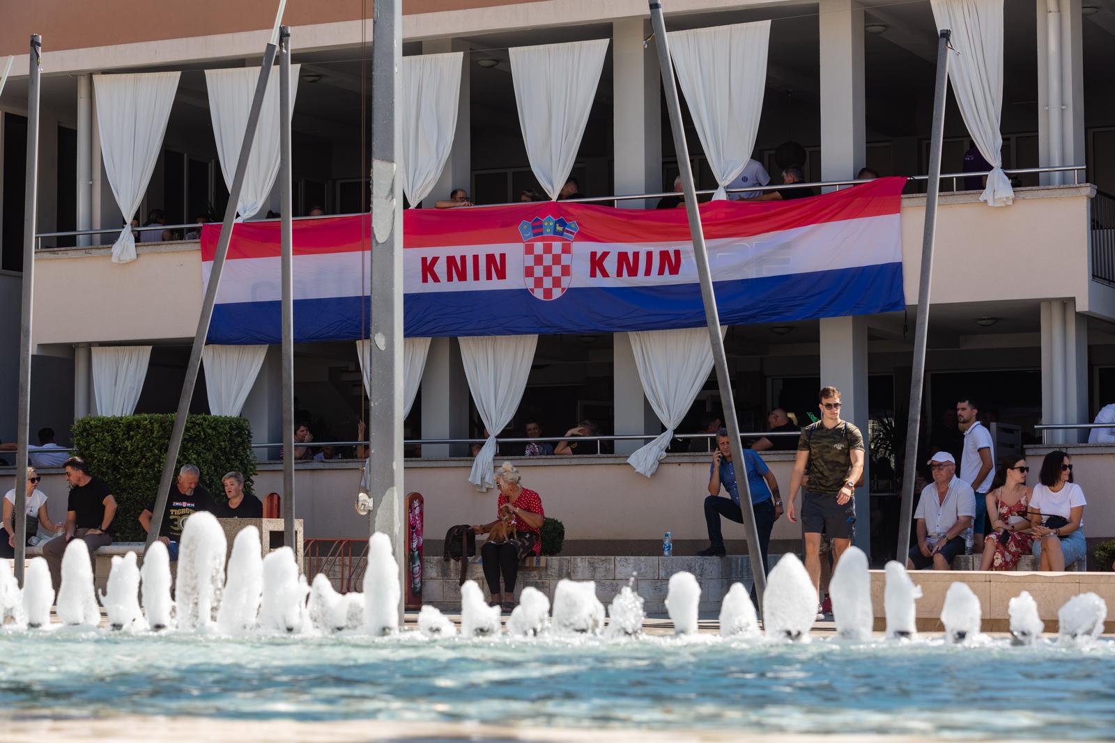 05.08.2022., Knin - Knin - Proslava Dana pobjede i domovinske zahvalnosti, Dana hrvatskih branitelja i 27. obljetnice vojno-redarstvene operacije Oluja. PU sibensko-kninska uputila je apel gradjanima, podsjecajuci ih da ce se cijeli dogadjaj snimati te da pripaze na neprimjereni sadrzaj na transparentima. Gradjani u setnji gradom sa zastavama i majicama  Photo: Sime Zelic/PIXSELL