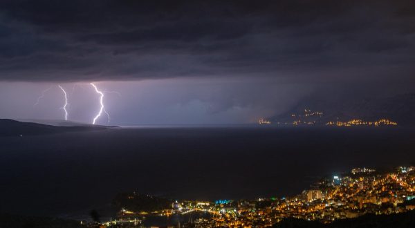 05.08.2023. Makarska - Jako grmljavinsko nevrijeme zahvatilo je nocas Dalmaciju i ostale dijelove Hrvatske. Pogled na Makarsku i munje u brackom kanalu prema Splitu. Photo: Matko Begovic/PIXSELL