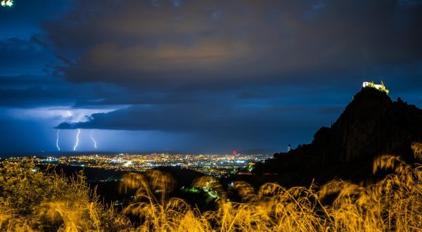 05.08.2023., Klis - Pogled na Split i Klisku Tvrdjavu pred neveru.  Photo: Zvonimir Barisin/PIXSELL