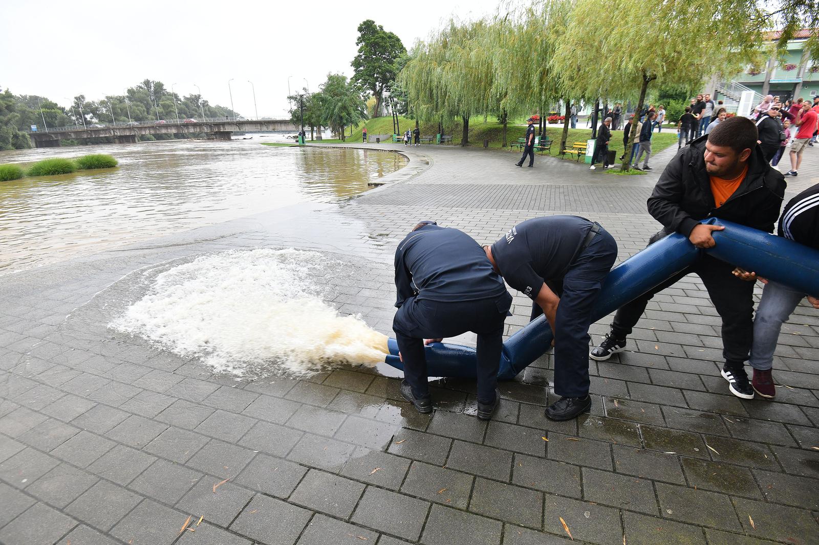 05.08.2023., Mursko Sredisce - Pocelo je izlijevanje rijeke Mure na setnicu u Murskom Srediscu. Photo: Vjeran Zganec Rogulja/PIXSELL