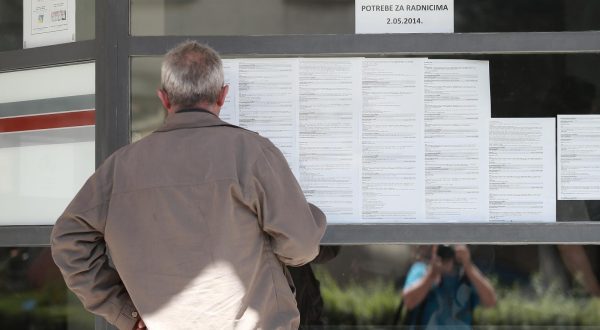 06.05.2014., Zagreb -  Gradjani gledaju ponudu poslova u izlogu Hrvatskog zavoda za zaposljavanje u Zvonimirovoj ulici.rPhoto: Davor Puklavec/PIXSELL