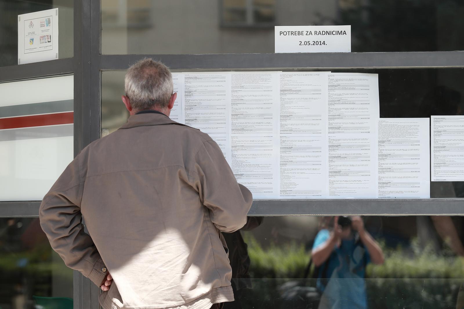06.05.2014., Zagreb -  Gradjani gledaju ponudu poslova u izlogu Hrvatskog zavoda za zaposljavanje u Zvonimirovoj ulici.rPhoto: Davor Puklavec/PIXSELL