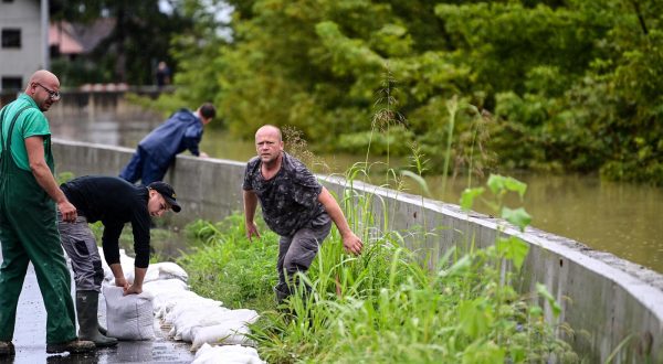 06.08.2023., Zagreb -  Uvedeno je izvanredno stanje obrane od poplava u naseljima oko Rugvice. Stanovnici Narta Savskog pune vreće pijeska kako bi zaštitili svoje kuće. Photo: Igor Soban/PIXSELL