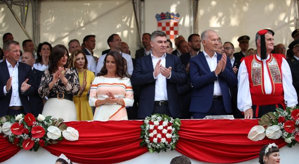 06.08.2023., Sinj - 308. Sinjska alka. Sinjska alka je hrvatska viteska igra. Odrzava se svake godine u nedjelju u prvoj trecini mjeseca kolovoza u Sinju, na godisnjicu pobjede nad turskim osvajacima 14. kolovoza 1715. Na taj dan je 700 hrvatskih vojnika iz Sinja uspjelo odbiti navalu vojske turskog seraskera Mehmed-pase Celica koja je brojala 60.000 vojnika. Sanja Music Milanovic, predsjednica Madjarske Katlin Novak, predsjednik RH Zoran Milanovic Photo: Zvonimir Barisin/PIXSELL