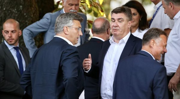 06.08.2023., Sinj - 308. Sinjska alka. Sinjska alka je hrvatska viteska igra. Odrzava se svake godine u nedjelju u prvoj trecini mjeseca kolovoza u Sinju, na godisnjicu pobjede nad turskim osvajacima 14. kolovoza 1715. Na taj dan je 700 hrvatskih vojnika iz Sinja uspjelo odbiti navalu vojske turskog seraskera Mehmed-pase Celica koja je brojala 60.000 vojnika. Predsjednik Republike Hrvatske Zoran Milanovic i predsjednik Vlade Andrej Plenkovic nakon Alke proveli su u razgovoru 10ak minuta. Photo: Ivo Cagalj/PIXSELL