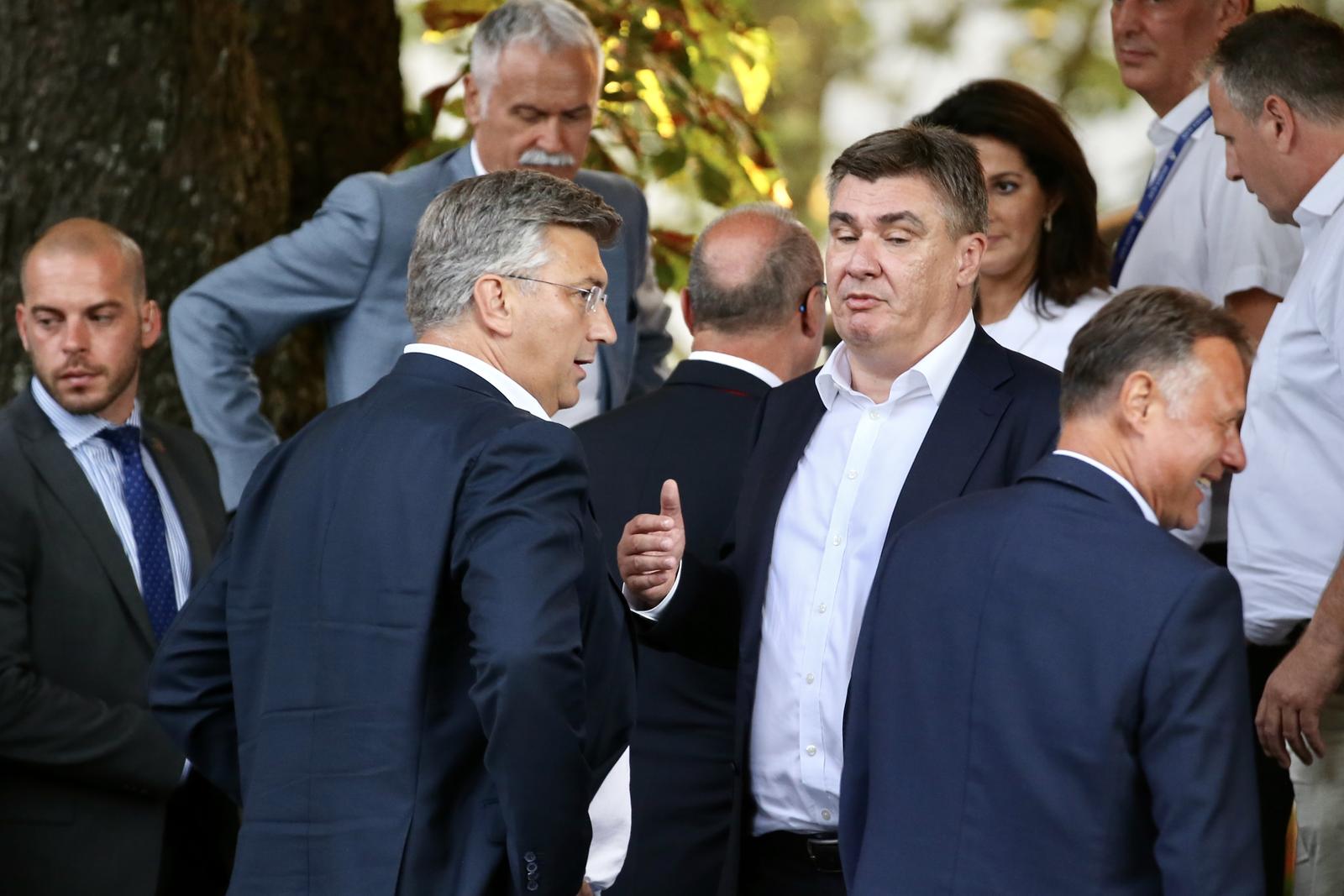 06.08.2023., Sinj - 308. Sinjska alka. Sinjska alka je hrvatska viteska igra. Odrzava se svake godine u nedjelju u prvoj trecini mjeseca kolovoza u Sinju, na godisnjicu pobjede nad turskim osvajacima 14. kolovoza 1715. Na taj dan je 700 hrvatskih vojnika iz Sinja uspjelo odbiti navalu vojske turskog seraskera Mehmed-pase Celica koja je brojala 60.000 vojnika. Predsjednik Republike Hrvatske Zoran Milanovic i predsjednik Vlade Andrej Plenkovic nakon Alke proveli su u razgovoru 10ak minuta. Photo: Ivo Cagalj/PIXSELL