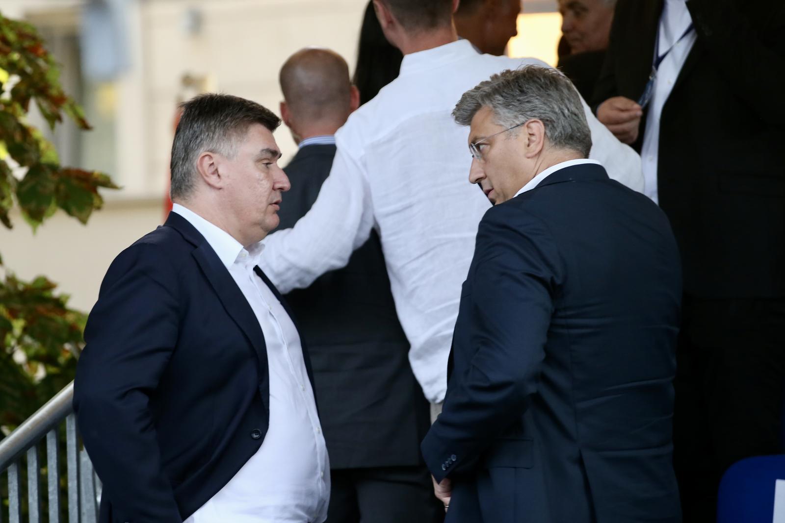 06.08.2023., Sinj - 308. Sinjska alka. Sinjska alka je hrvatska viteska igra. Odrzava se svake godine u nedjelju u prvoj trecini mjeseca kolovoza u Sinju, na godisnjicu pobjede nad turskim osvajacima 14. kolovoza 1715. Na taj dan je 700 hrvatskih vojnika iz Sinja uspjelo odbiti navalu vojske turskog seraskera Mehmed-pase Celica koja je brojala 60.000 vojnika. Predsjednik Republike Hrvatske Zoran Milanovic i predsjednik Vlade Andrej Plenkovic nakon Alke proveli su u razgovoru 10ak minuta. Photo: Ivo Cagalj/PIXSELL