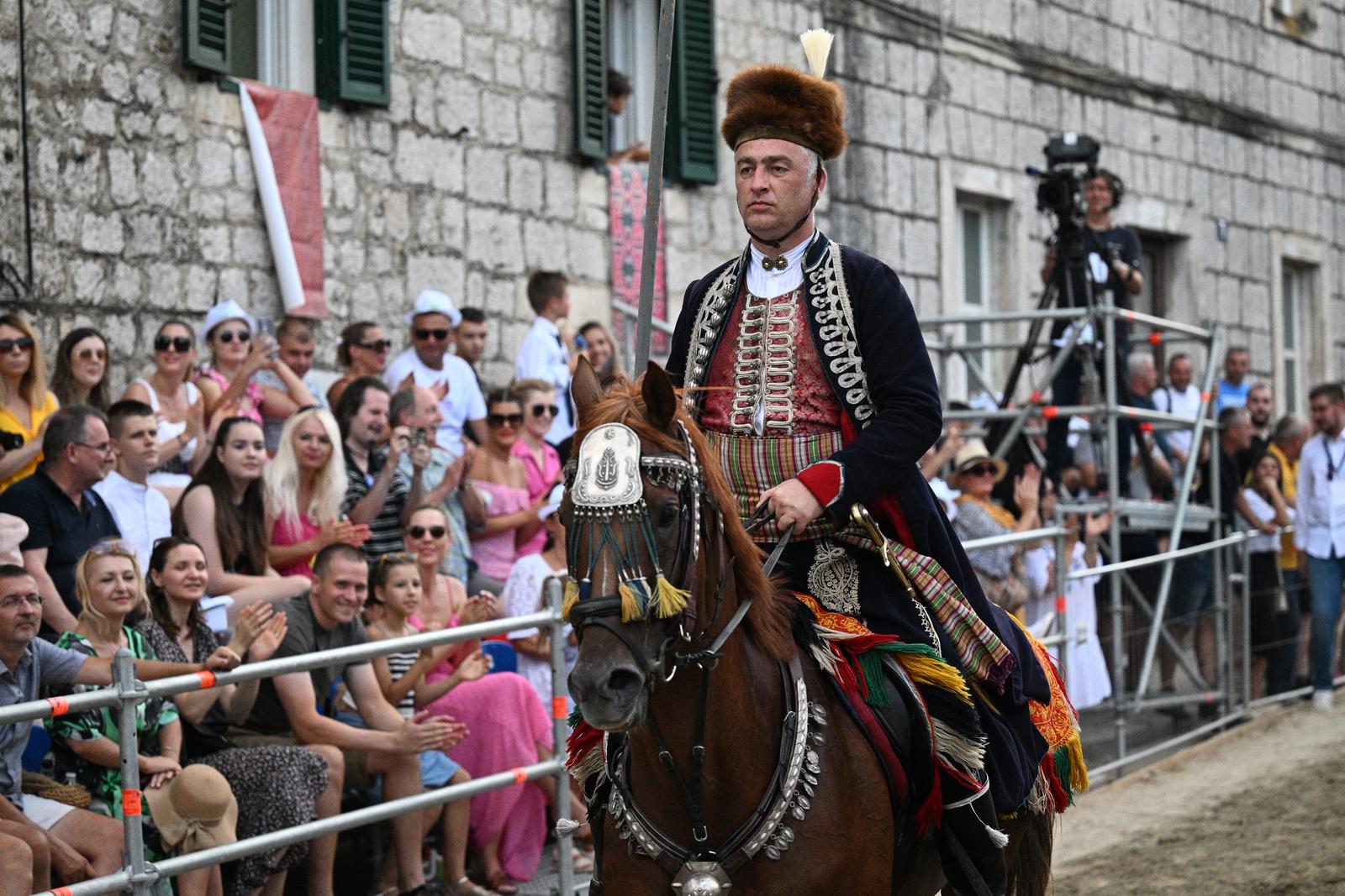 07.08.2022., Sinj - 307. Sinjska alka. Sinjska alka je hrvatska viteska igra. Odrzava se svake godine u nedjelju u prvoj trecini mjeseca kolovoza u Sinju, na godisnjicu pobjede nad turskim osvajacima 14. kolovoza 1715. Na taj dan je 700 hrvatskih vojnika iz Sinja uspjelo odbiti navalu vojske turskog seraskera Mehmed-pase Celica koja je brojala 60.000 vojnika. Kristijan Bikic. Photo: Davor Puklavec/PIXSELL
