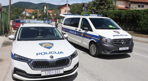 07.08.2023., Krapina - Ipred trgovackog centra Keramix, vozac je izgubio kontrolu nad vozilom i izletio sa ceste na parkirana vozila i ljude. Photo: Marko Prpic/PIXSELL