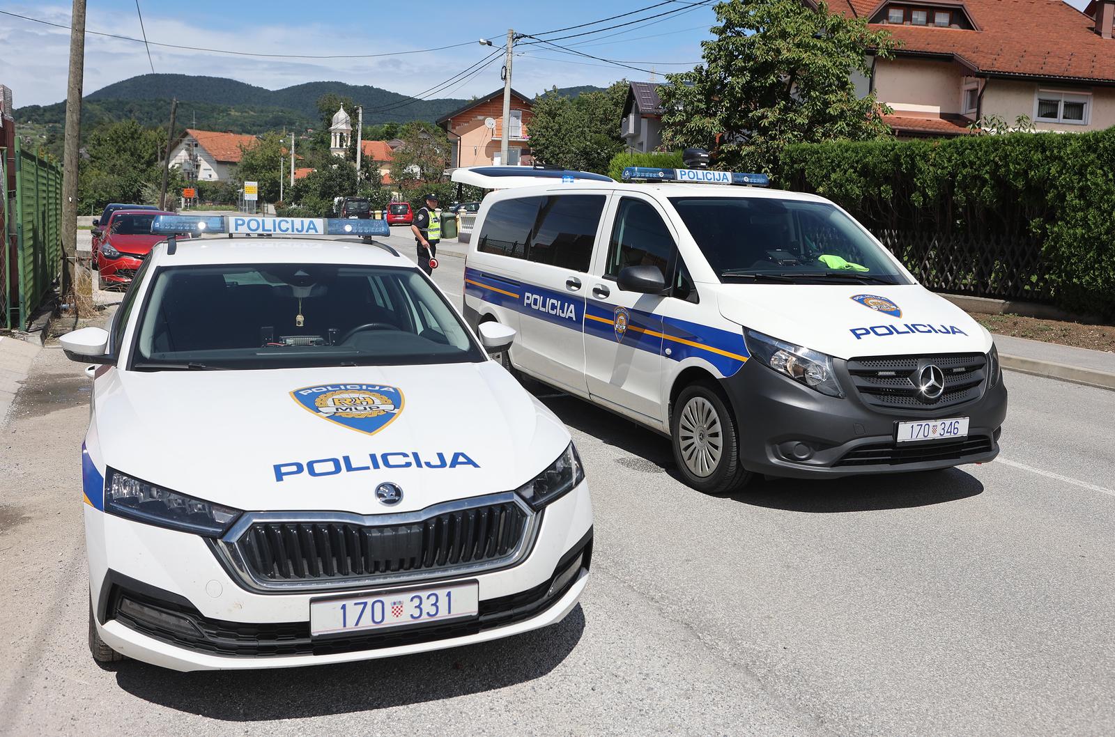 07.08.2023., Krapina - Ipred trgovackog centra Keramix, vozac je izgubio kontrolu nad vozilom i izletio sa ceste na parkirana vozila i ljude. Photo: Marko Prpic/PIXSELL