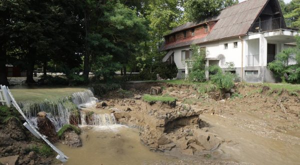 07.08.2023., Soderica- Jezero Soderica uslijed poplave potpuno je unisteno, dok se jedna kuca u blizini jezera urusava Photo: Luka Stanzl/PIXSELL