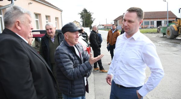 08.03.2023., Cazma - Zupan Marko Marusic i nacelnik Mato Tonkovic sa suradnicima su obisli sire  podrucje Opcine Berek, u povodu pocetka isplate  obstecenja OPG-ovima, tvrtkama i fizickim osobama koji su stradali u nezapamcenom olujnom nevremenu sredinom rujna prosle godine. Na podrucju  Bereka koja je prva opcina u Hrvatskoj u kojoj je steta ispalcena u potpunosti  isplaceno je 467.000 eura (3.51 milijun kuna). Medju ostalim su obisli OPG Momcila Brankovica,  Igora Dergica, Milana Jurisica, te Djurr Vadljevica. Photo: Damir Spehar/PIXSELL