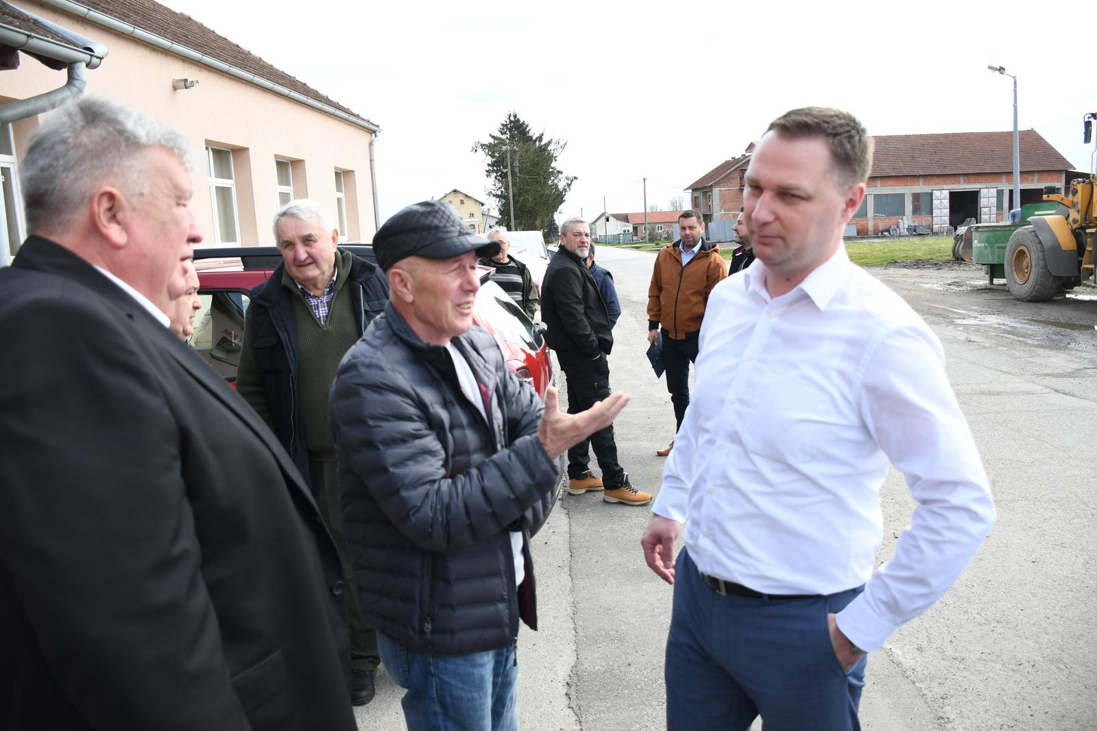 08.03.2023., Cazma - Zupan Marko Marusic i nacelnik Mato Tonkovic sa suradnicima su obisli sire  podrucje Opcine Berek, u povodu pocetka isplate  obstecenja OPG-ovima, tvrtkama i fizickim osobama koji su stradali u nezapamcenom olujnom nevremenu sredinom rujna prosle godine. Na podrucju  Bereka koja je prva opcina u Hrvatskoj u kojoj je steta ispalcena u potpunosti  isplaceno je 467.000 eura (3.51 milijun kuna). Medju ostalim su obisli OPG Momcila Brankovica,  Igora Dergica, Milana Jurisica, te Djurr Vadljevica. Photo: Damir Spehar/PIXSELL