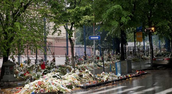 08.05.2023., Beograd, Srbija - Ispred osnovne skole "Vladislav Ribnikar" vise nema knjige zalosti, a danas je i prvo jutro kako nema niti jednog gradjana. Photo: Armin Durgut/PIXSELL