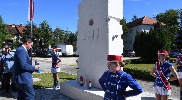 08.08.2023., Glina - Ispred policijske postaje Glina svecano je otkriven "Spomenik DOmovini" cijen je otkrivanju nazocio i zupan Ivan Celjak. Photo: Nikola Cutuk/PIXSELL