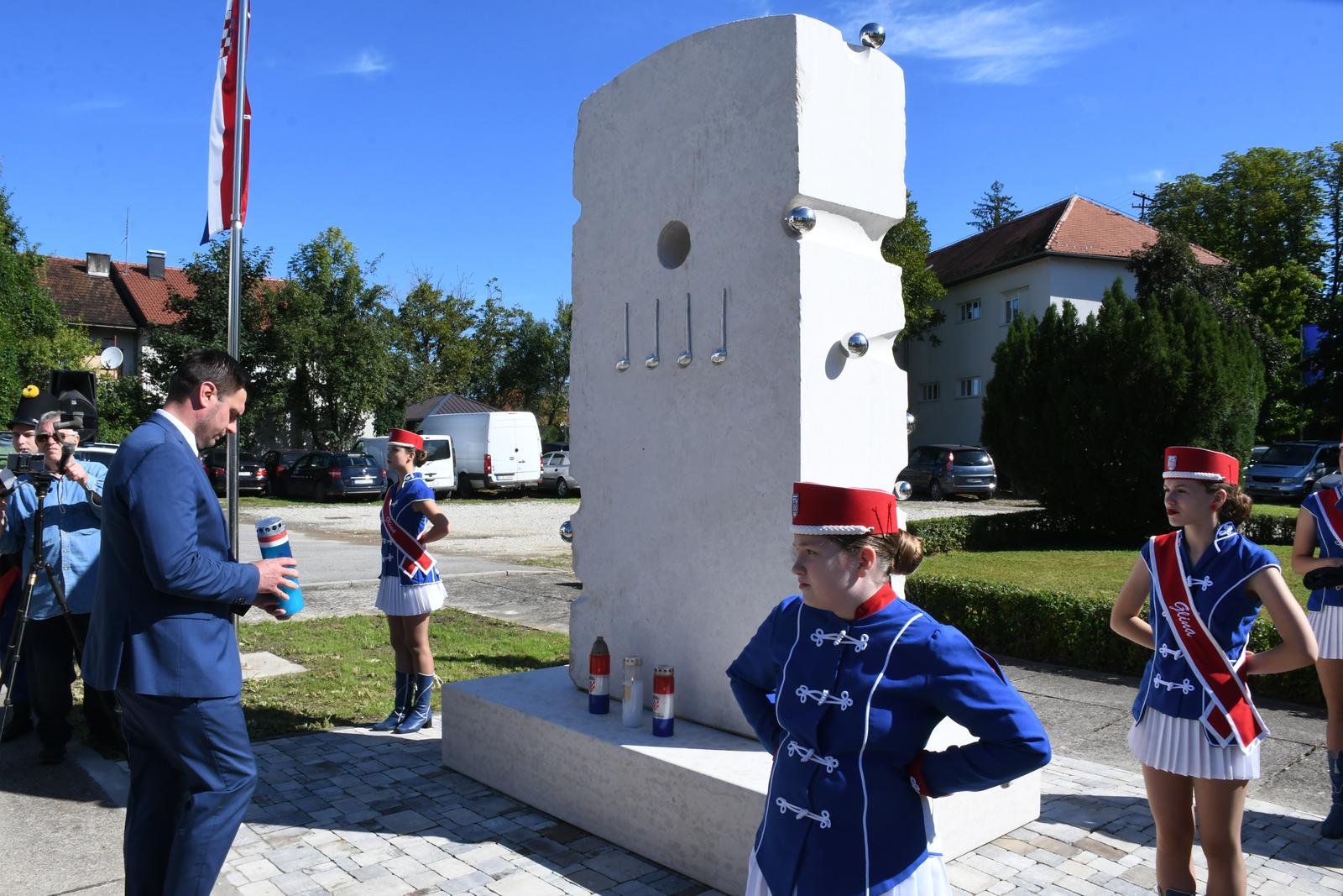 08.08.2023., Glina - Ispred policijske postaje Glina svecano je otkriven "Spomenik DOmovini" cijen je otkrivanju nazocio i zupan Ivan Celjak. Photo: Nikola Cutuk/PIXSELL
