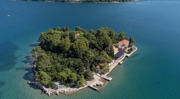18.07.2023., Otok Govanj - Zracna fotografija otocica Govanj u Malostonskom zaljevu, poznatiji kao Otok zivota. Photo: Grgo Jelavic/PIXSELL