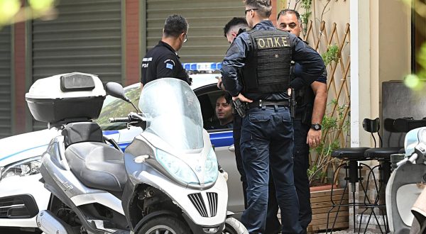 08.08.2023., Atena, Grcka - Osiguranje ispred hotela gdje su bili smjesteni igraci GNK Dinamo koj ise vracaju se u Hrvatsku nakon sto je zbog huliganstva BBB otkazana utakmica protiv Atene. Photo: Marko Lukunic/PIXSELL